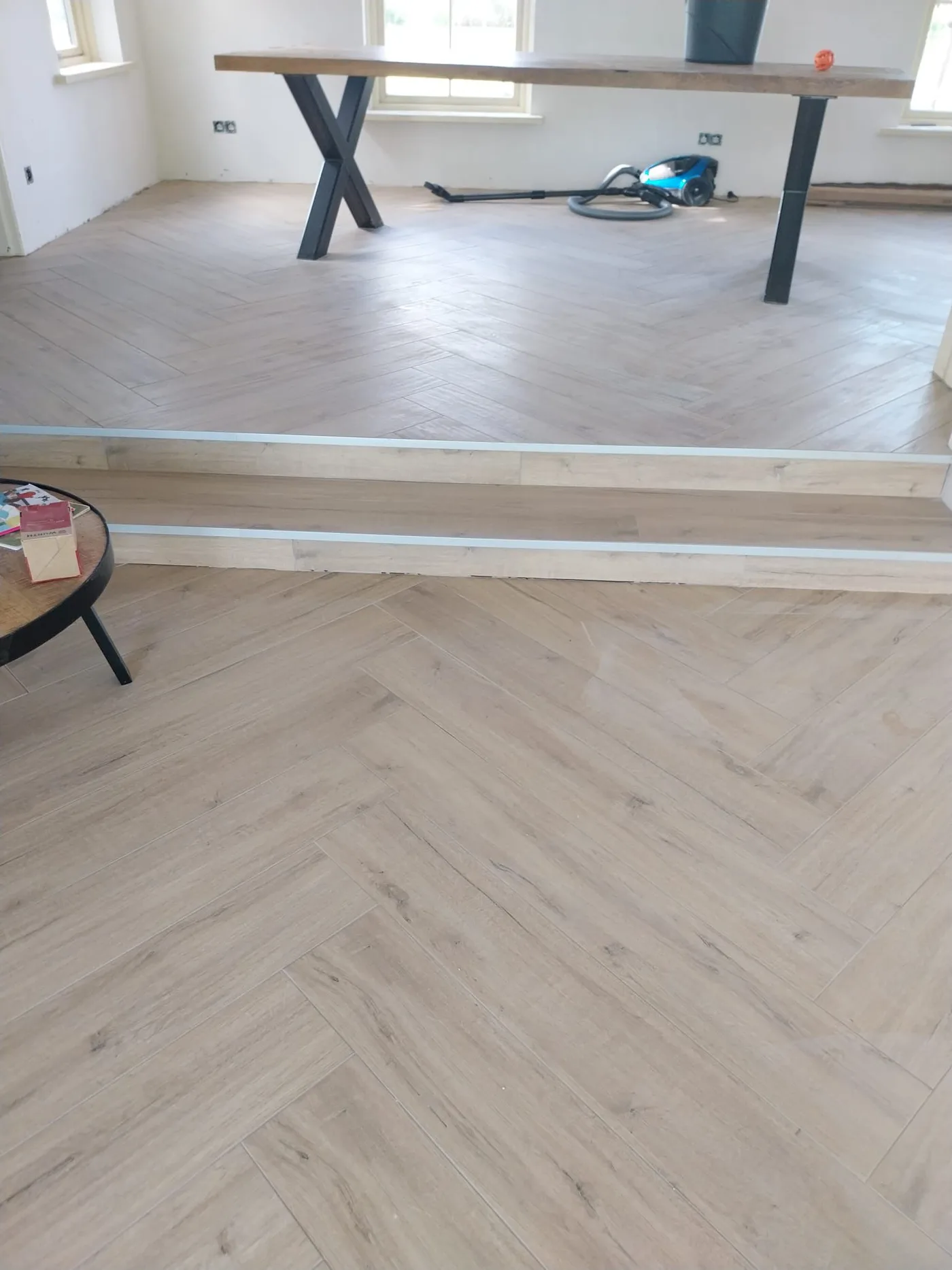Woonkamer, visgraat houtlook in Heemstede