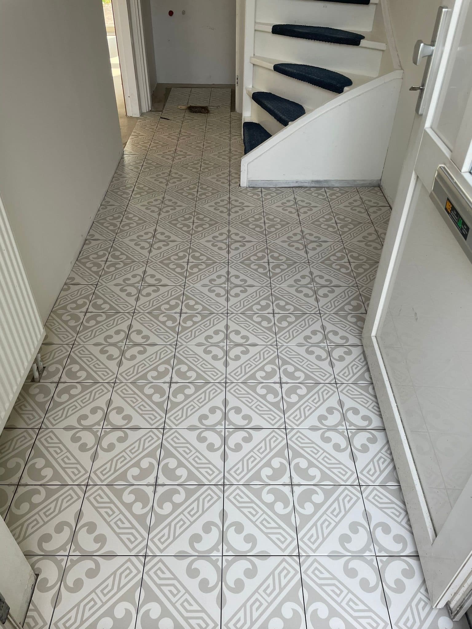 Hal met klassiek Portugees patroon vloertegels grijs-wit, Kemp Tegelwerk Haarlem