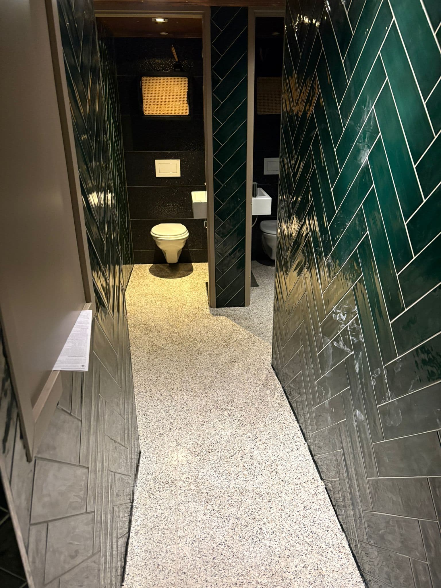 Toilet met smaragdgroene visgraat wandtegels, Kemp Tegelwerk Haarlem