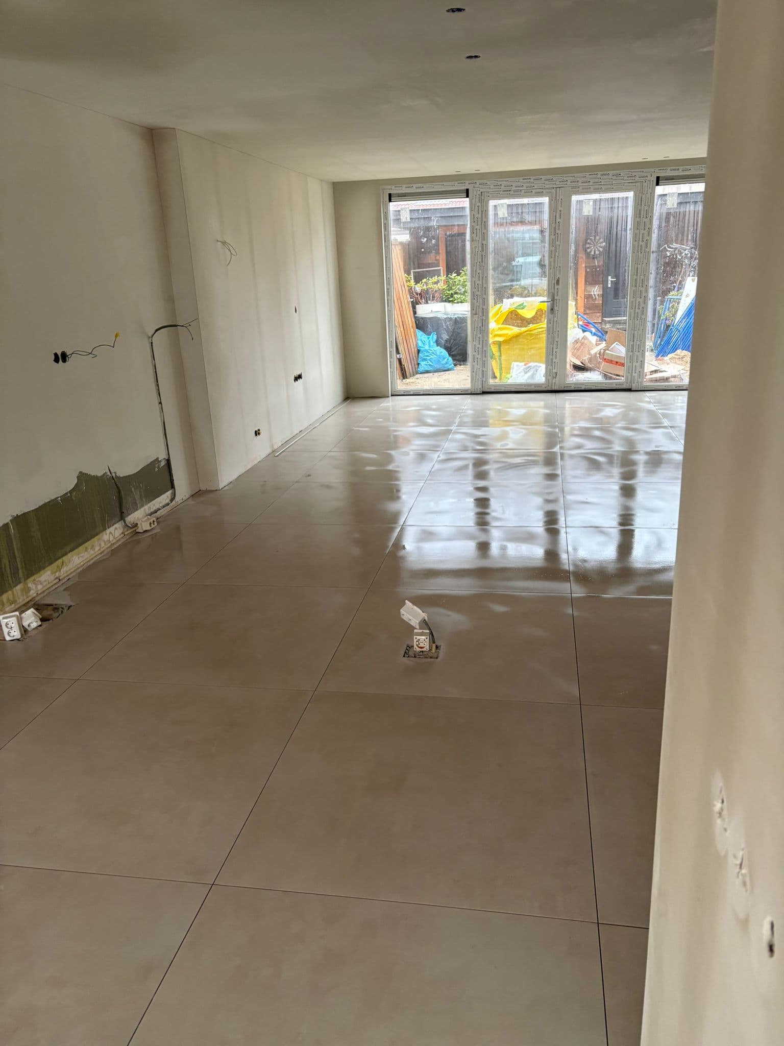 Woonvloer met grootformaat beige keramische tegels, Kemp Tegelwerk Amstelveen