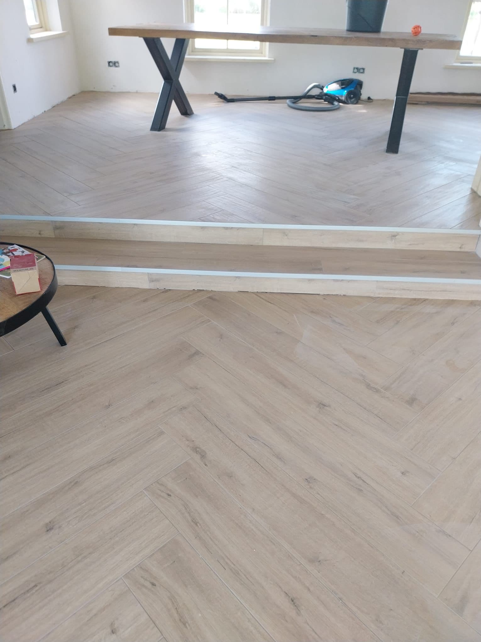 Woonkamervloer gelegd in houtlook visgraat, Kemp Tegelwerk Heemstede